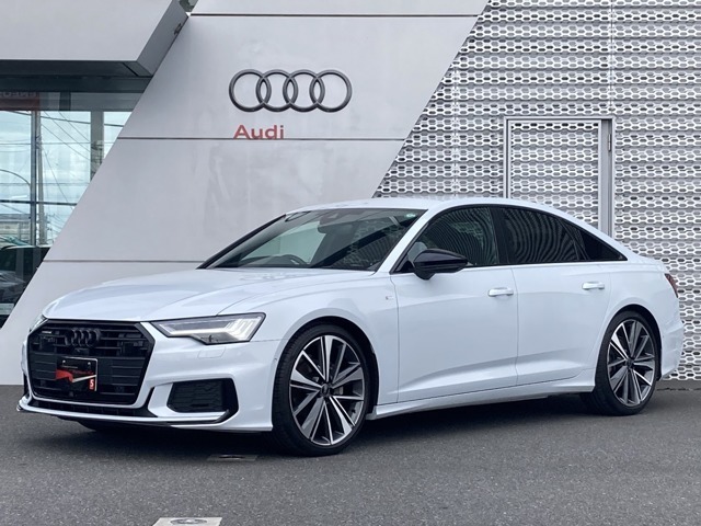 Audi認定中古車は、Audi正規ディーラーがお届けする「Audiが二度認めたAudi」です。専門技術を身につけた正規ディーラーのテクニシャンが専用テスターと工具を使い入念な整備を施した上で保証をつけて納車されます。