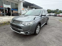 三菱 アウトランダーPHEV 2.0 G セーフティパッケージ 4WD ACC BカメラハーフレザーシートヒーターTV