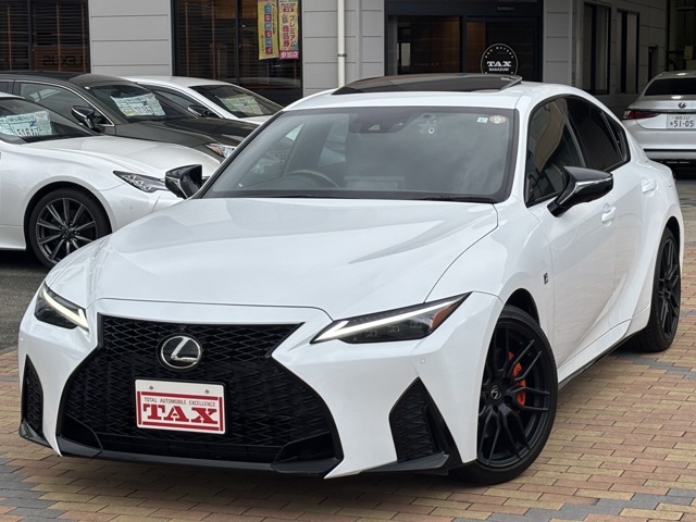 大人気のレクサスIS300hFスポーツモードブラック3入庫しました♪メーカーオプションのサンルーフ、パノラミックビューモニター、オレンジキャリパー付きです♪皆様からのお問合せお待ちしております！！