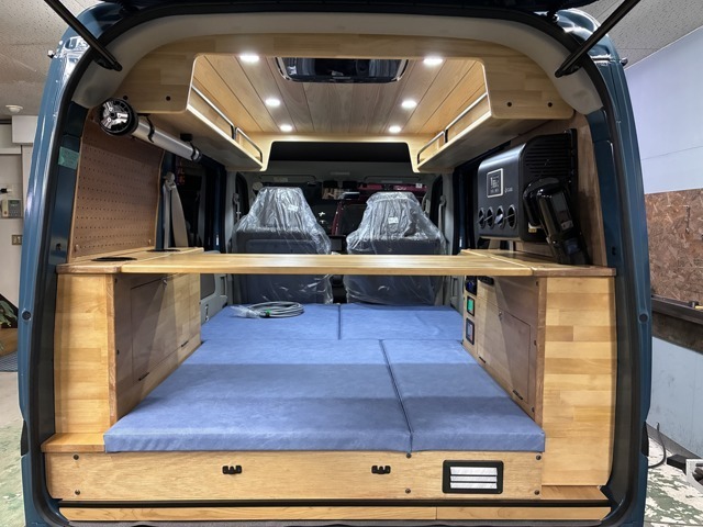 当店オリジナルの車中泊エブリィ　予約受付中”サブバッテリー仕様☆12V用クーラーも搭載してますので、エンジン停止時でもクーラーが使えます！真夏のペット問題も解決です！愛犬と一緒に旅に出かけましょう！