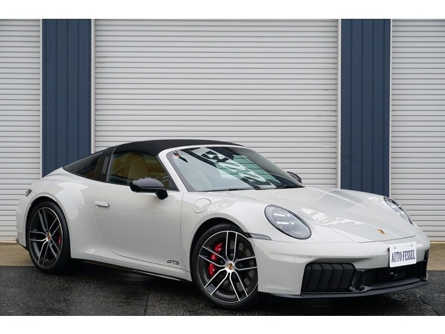 992.2　911タルガ4GTS　登録済未使用車　左ハンドル　外装：クレヨン　内装：ツートンレザーインテリア(ブラック/チュークベージュ)