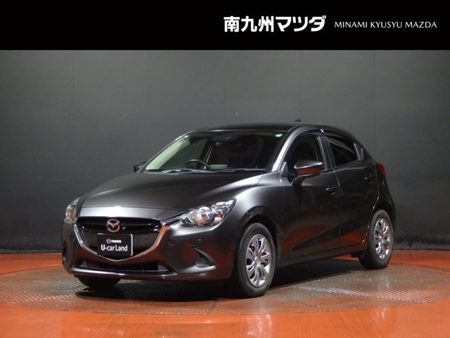 中古車専門再生工場にて熟練専任スタッフが丁寧に清掃、仕上げを実施しております。また、お客様に安心してご検討いただける様、公取協が定める基準に基づき車両検査を実施し、車両状態評価証を発行しております。