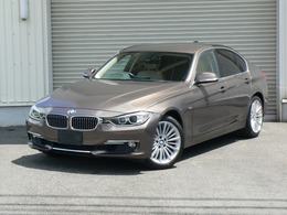 BMW 3シリーズ 320i ラグジュアリー スパークリングブロンズベージュ革シート