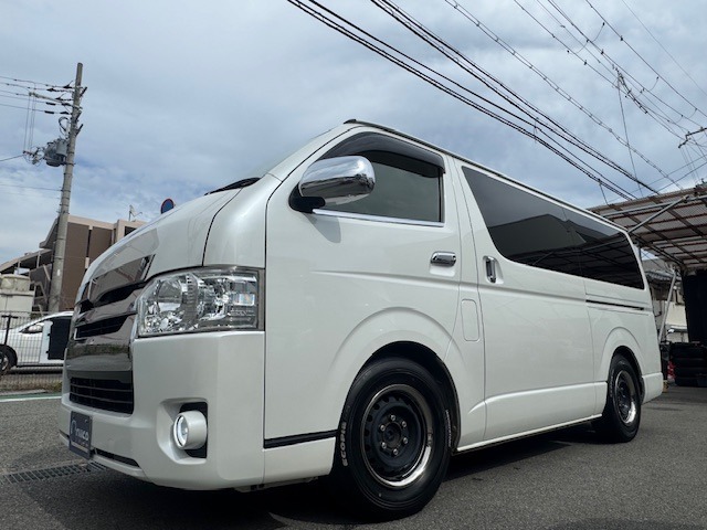 大人気の4型ハイエースバン・スーパーGL3000ccディーゼルターボ入庫♪令和4年7月19日103600キロ時タイミングベルト交換済みステッカーあります♪全国納車大歓迎♪お気軽にお問合せ下さいませ♪