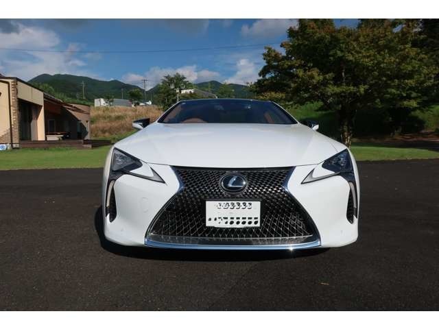 遠方販売実績も多数あり！遠方のお客様でも安心してお車をご購入いただけるよう、車検整備やその他の修理箇所、また欠損部品補填などの作業を行なってからお客様にお渡ししています。