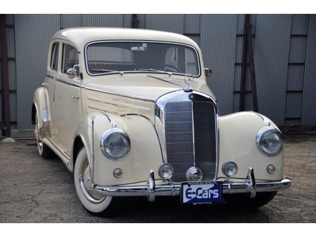 1952年式W187メルセデスベンツ220です。ヤナセ（ウエスタン自動車）正規輸入車です。W187のセダンはまだ世界中に残っていると思いますが、ヤナセ正規輸入車はほとんど残ってないんじゃないでしょうか？