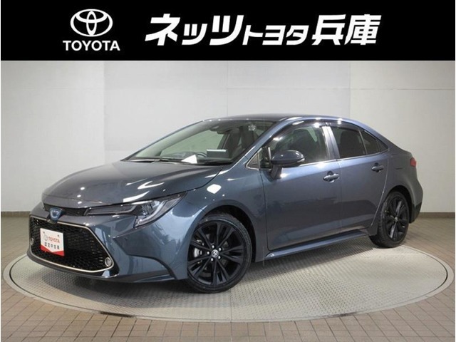 ハイブリッドシステムのスムーズで力強い走りと、ゆとりの広さを備えた上質セダンで快適に過ごせます。