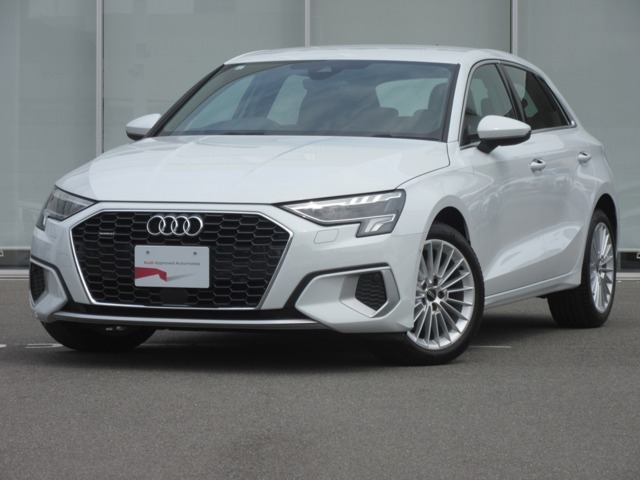 2001年オープン。　Audi正規ディーラーとして最も歴史のあるAudi 江戸川は、2フロアに分かれるガラス張りのショールームです。