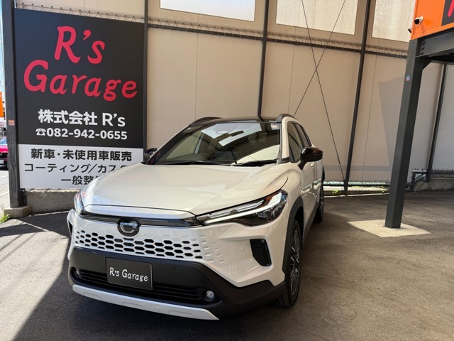 弊社の物件をご覧いただき、ありがとうございます。今回、ご紹介させていただくのは新型カローラクロスハイブリッドとなります。ボディカラーはプラチナホワイトパールマイカとなります。