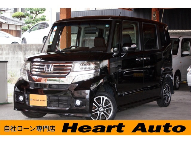 自社ローンのハートオートです。人気のN-BOXカスタムGのブラックです！TV付きナビがついています。両側パワスラ付きで、内外装ともに程度は上々です。目立った傷やヘコミもなくご満足いただけると思います。