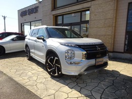 三菱 アウトランダー PHEV 2.4 P 4WD サンルーフ　黒皮シート　ボーズサウンド