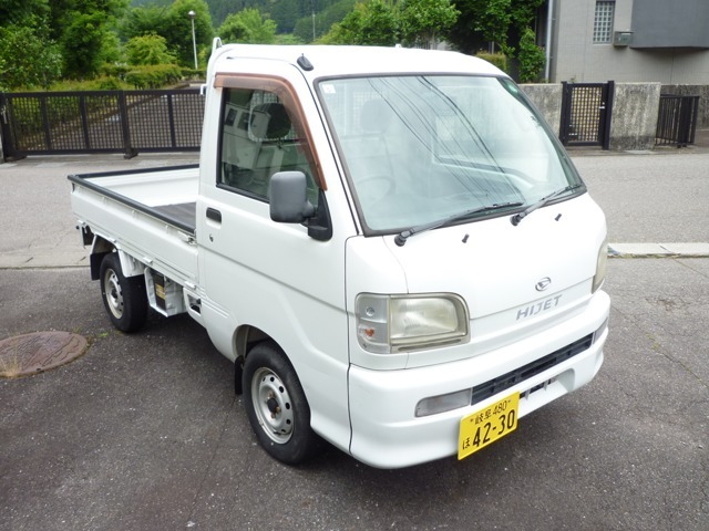扱いやすいオートマチック車。エアコン、4WD付き。距離も比較的少なくエンジン・ミッション等機関良好。内装・外装もきれいな状態。車検もあるので試乗の上ご確認ください。