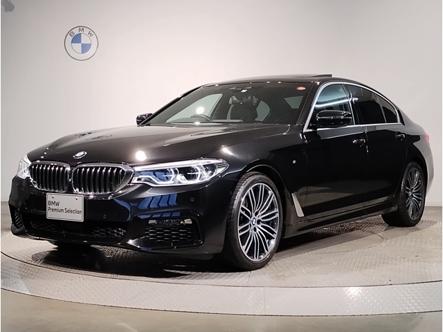 【BMWの伝統】BMWのお車は、“駆け抜ける歓び”を意識し、走行の安定性とコーナリングの良さを追求し、思い通りにハンドルの操作可能です。