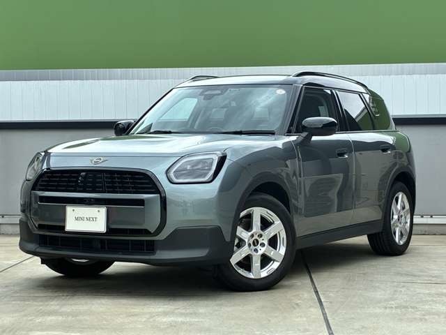 MINIのフロントグリルのデザインはイギリスで生まれた当初から、シルバーのサイドバーが折り重なった伝統的なデザインで御座います。その伝統はBMWのお車になってからでも少しずつ形を変えて守られております