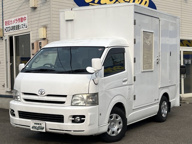 8ナンバーの移動販売車が入庫しました！綺麗な内装のショウルームの展示ついております。天井には大型ソーラーパネルもついております。外部電源、ツインサブバッテリー、1000Wパワーインバーター。