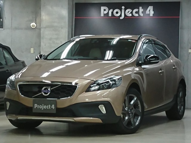 2016年モデルのV40クロスカントリーD4 SEが入庫しました。ディーラー下取りのワンオーナー・禁煙車での使用でした。セーフティパッケージ、レザーシート、純正HDDナビTV、バックカメラ、前後ドラレコ、ETCなどを装備