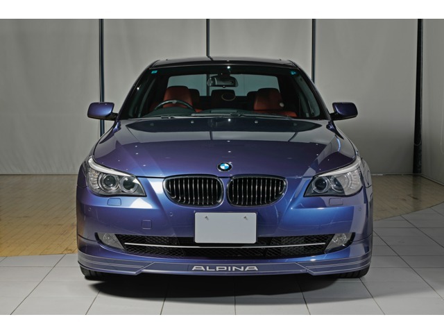 ニコル物のBMW ALPINA B5 リムジンのご紹介となります。新車車両価格は￥15,980,000+ アルピナブルー￥550,000 + 右ハンドル￥480,000 + 電動ガラスサンルーフ￥170,000 総額 ￥17,180,000となります。