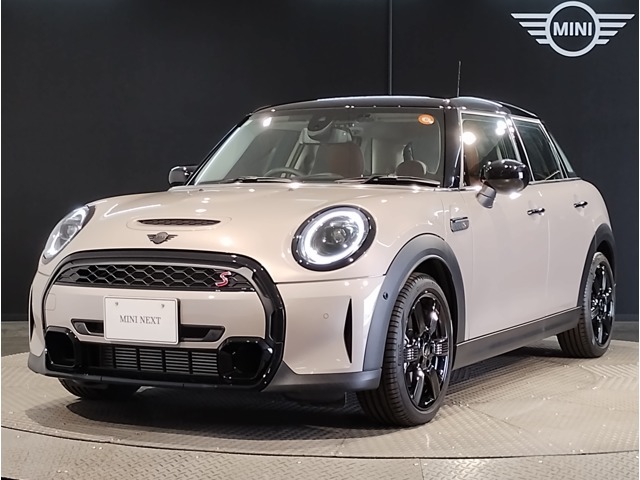 MINIのフロントグリルのデザインはイギリスで生まれた当初から、シルバーのサイドバーが折り重なった伝統的なデザインで御座います。その伝統はBMWのお車になってからでも少しずつ形を変えて守られております