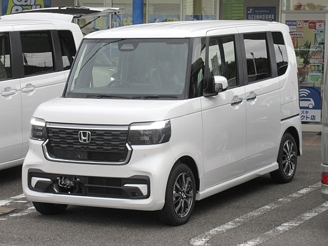 （新車/ご納期は1ヵ月～）NBOXカスタム☆　新車に8インチディスプレイオーディオ/フロアマット/ドアバイザーが付いてお買得☆　他グレードへの変更や、オプション内容の変更、お好きな車体色への変更もOK☆