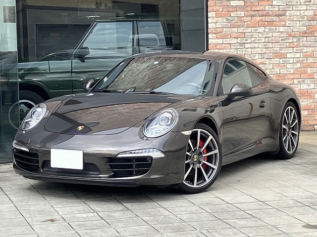 ■991カレラS前期型911シリーズの中ではベーシックグレードのひとつとして認識されている「カレラS」だが、見た目の大人なシンプルさに惑わされてはいけない。かなり「スポーツ」しているモデルだ。