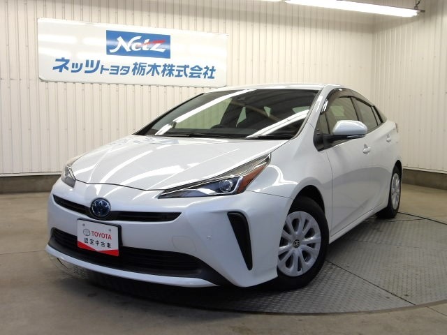 トヨタセーフティセンス搭載！低燃費・静粛性・安全性に優れたトヨタを代表するハイブリッドカー！日常運転から旅行や遠出まで幅広い活躍に期待ができる1台！車歴は元レンタカー車！ナビ・ETCなど装備充実です！