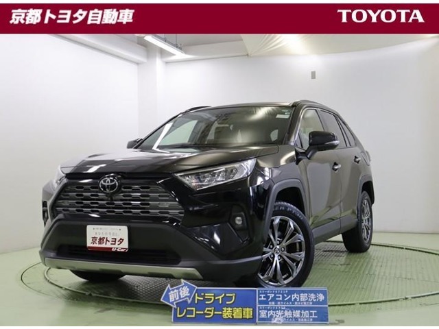 悪路走行の安定感に日常使いでの快適性を備えたコンパクト・クロスオーバーSUVの先駆け【RAV4】4WD。存在感のあるワイドなボディはアウトドアではもちろん、街中でも映えますね。この車は車検整備付です。