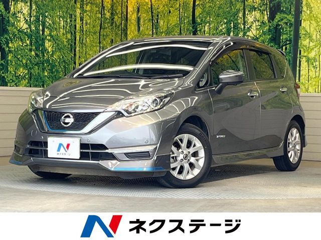Bluetooth再生　CD/DVD再生　フルセグ　革巻きステアリング