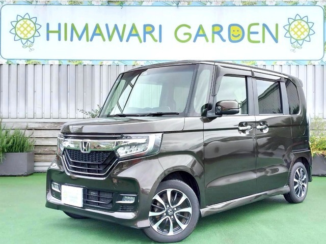 DCM明石店屋上に特選中古車100台展示！食と車とアウトドアのお庭　ひまわりガーデン