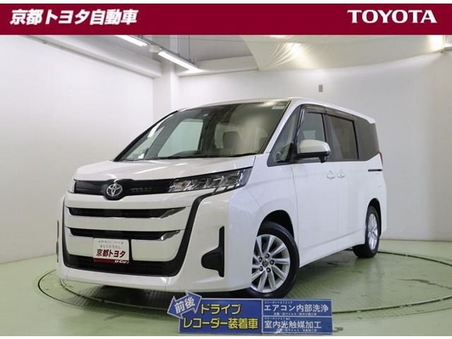 大きく開いたフロングリルに太い横ラインがボディのワイドさを強調する【ノア】。大人数でのドライブや、大きな荷物を積んでのレジャーに活躍してくれます。この車は車検整備付です。ご納車までに当社にて実施します
