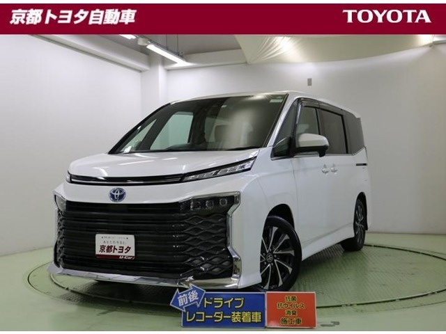 スクエア型の大きく開いたフロントグリルが独創的なフロントマスク。リヤガラスは大きく、迫力あるリヤスタイルの【ヴォクシー】。 先鋭的で独創的な外観と広い室内空間が人気の車です。