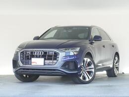アウディ Q8 55 TFSI クワトロ Sライン 4WD Sラインパッケージ　ドアエントリーライト