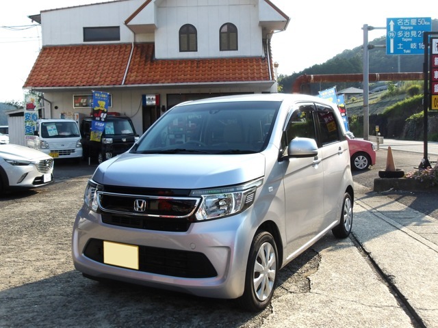 落ち着いたシルバーのN-WGNです。シティーブレーキアシスト装備で安全運転できそう。