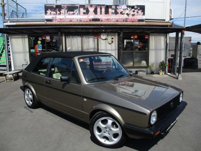 初期ゴルフI後期カブリオレのシングルライト(クラッシックラインが多い中、希少です)の入庫です当方のスーパーエンジニアの社長と工場長が本気でキッチリ仕上げ、レストアしたカブリオレで希少中の希少車で必見です