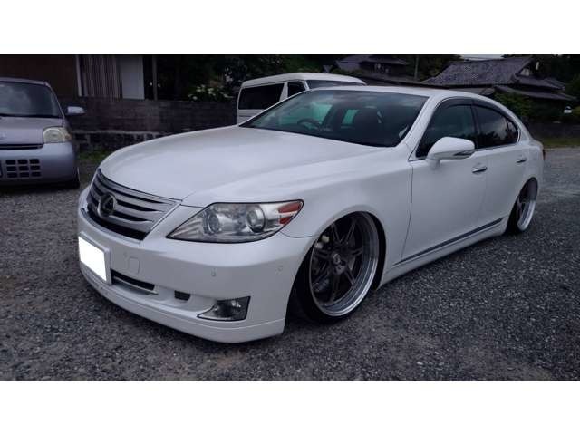 VIP CAR mobile magazine Vol.005 表紙車輌になります。改造費用だけで￥500万かかっております。AIMGAINエアロ、TWS 107S高級鍛造ホイール、IDEAL前後8POTクロームメッキブレーキキャリパー、カズサス社外エアサス