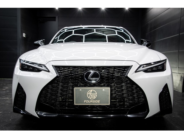 特別仕様車“モードブラック”、BBS製マットブラック鍛造ホイール、ブラックステンレスウインドウモール。専用レザーシートなど走りの緊張感と造形の美しさを、ブラックで研ぎ澄ました一台。。