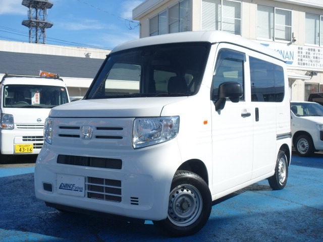 当店の中古車は、オートオークションから厳選して仕入れた後、店頭にてさらに第三者の評価検査を受けております。