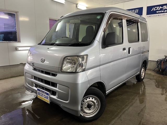 世界のダイハツが誇る人気の軽ワンバックスバン「ハイゼット　デラックス　ハイルーフ　4WD」、本州仕入・ワンオーナー・乗車定員2名or4名の一台が在庫車ラインナップに登場ですッ！