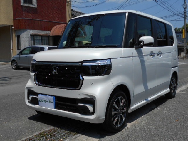 N-BOXカスタム　パールホワイト　社外8インチナビ＆フルセグTV＆DVDビデオ再生＆Bluetooth＆CD＆バックカメラ