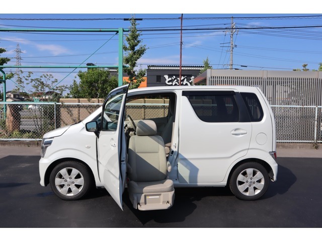 4WDのワゴンR昇降シート車です！