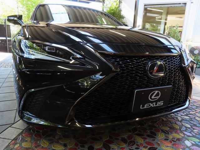 ■新車参照購入価格￥7,800,000-：LEXUS社の世界戦略車として賞賛を得るグランドツーリングカー『最終章ファイナル・改良型ES300h Fスポーツ』贅を尽くす充実した装備が魅力の大人の高級ラグジュアリーセダンです。