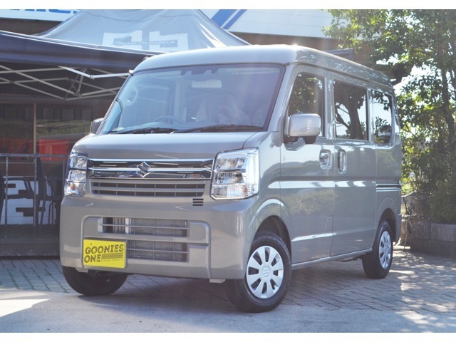 仕事にもレジャーにも大活躍！スズキ・エブリィは使い勝手と燃費性能に優れた一台。軽バンとは思えない快適さで、毎日の移動がもっと快適に。