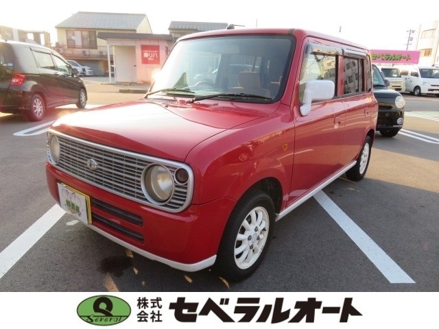 軽自動車・コンパクトカー・ミニバン・SUVなど、常時100台揃っている展示場へようこそにゃん！いろんなクルマがあるにゃん！