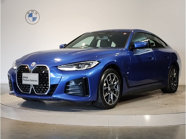 BMW i4 eDrive　35　Mスポーツ　ポルティマオブルー　入庫致しました☆こちらは電気自動車になります♪カーブドディスプレイナビでシートヒーターなど装備が充実♪鮮やかなカラーはデザイン◎です☆