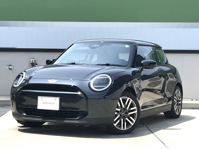 MINIのフロントグリルのデザインはイギリスで生まれた当初から、シルバーのサイドバーが折り重なった伝統的なデザインで御座います。その伝統はBMWのお車になってからでも少しずつ形を変えて守られております