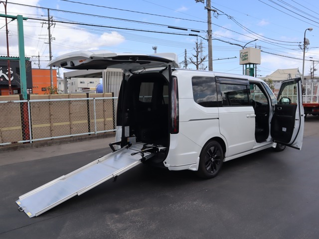 車いすのまま乗り込むことができます。