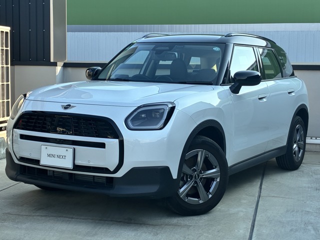 MINIのフロントグリルのデザインはイギリスで生まれた当初から、シルバーのサイドバーが折り重なった伝統的なデザインで御座います。その伝統はBMWのお車になってからでも少しずつ形を変えて守られております
