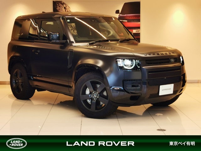 【90 XダイナミックSE 3.0L D300 4WD 新車時車両本体￥9,220,000+MOP】人気カラーサントリーニブラックを纏ったディフェンダー90が入庫しました！サテン仕様で統一感のある非常に格好良い一台に仕上がっております。