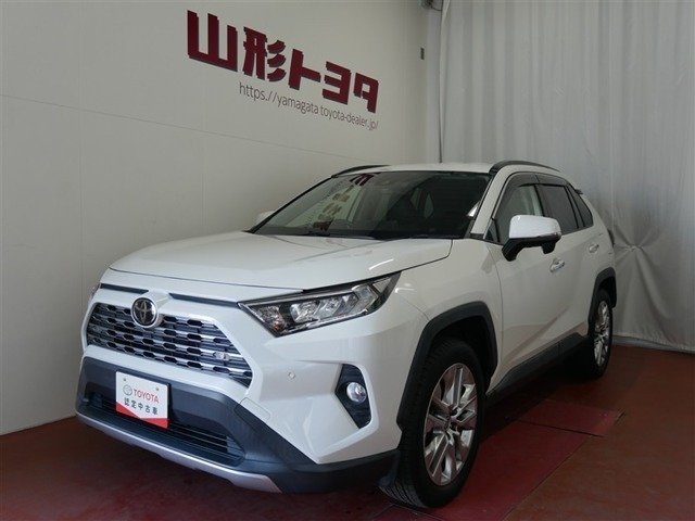 大人気SUV　RAV4です！スタイリッシュな外観と、雪道も安心の4WD。アウトドアにもキャンプにもピッタリな1台ですね♪