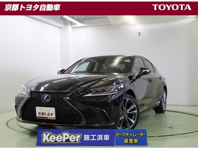 レクサス創業とともに誕生し、その上質な乗り心地と静粛性で愛され続ける【レクサスES】Fのエッセンスを注ぎ、走りを追求したFスポーツ。専用の漆黒スピンドルグリルが特別感を際立たせています。