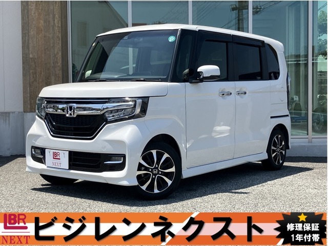 軽自動車でありながら、広々とした室内空間に大容量の収納スペースを確保した、ホンダN-BOXカスタムの紹介です。